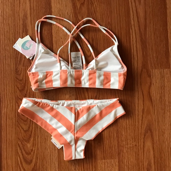 NWT VOLCOM PEACH STRIPED BRALETTE BIKINI WITH CHEEKY BOTTOMS - Picture 2 of 5